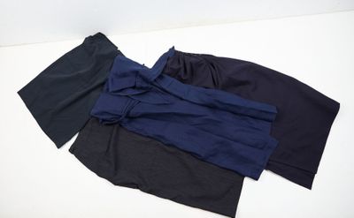 trois paires de boxers pour homme posées sur une surface blanche
