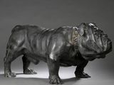 sculpture représentant un chien avec une chaîne autour du cou