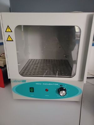 une photo d'un four à micro-ondes posé sur un plan de travail