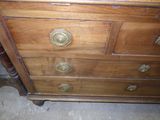 une commode en bois ornée de boutons en laiton