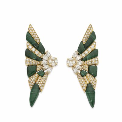une paire de boucles d'oreilles à clip en émail vert et blanc, serties de diamants