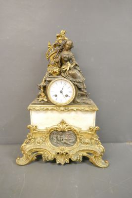 une horloge posée sur une table