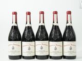 six bouteilles de vin sont alignées sur une surface blanche