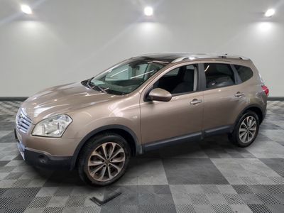 la photo d'une voiture garée dans un garage