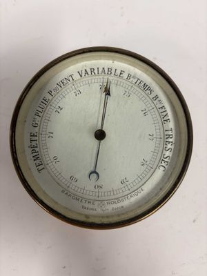 une horloge posée sur une surface blanche, avec un fond blanc
