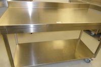 Table rectangulaire en inox à 2 plateaux, dosseret et roulet… (photo 3)