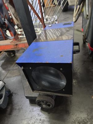une boîte bleue posée sur un chariot dans un entrepôt
