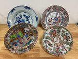 trois assiettes ornées de motifs différents, posées sur une table en bois