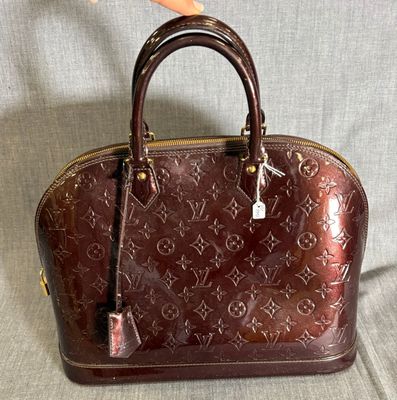 sac à main Louis Vuitton marron avec des finitions dorées