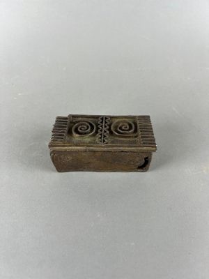 une vieille boîte en bois ornée d'un motif décoratif