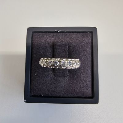 une photo d'une bague en diamant dans un écrin noir