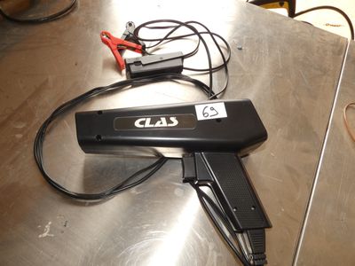 un pistolet posé sur une table