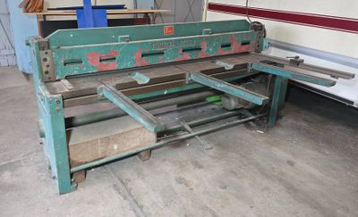 une machine posée sur le sol du garage