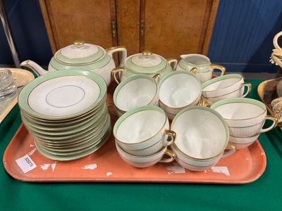 Service en porcelaine à décor de filet vert et doré, trois p…