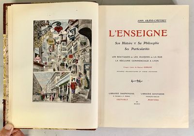 quelqu'un tient un livre ouvert à la page où figure l'image d'une rue