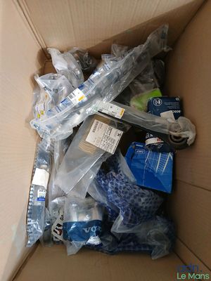 une boîte en carton remplie de divers objets qui s'y trouvent