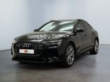 un SUV Audi noir garé dans une grande pièce