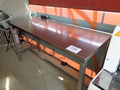 une table en métal sur laquelle est posé un panneau, dans une pièce