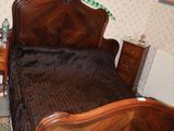 un lit recouvert d'une couverture marron