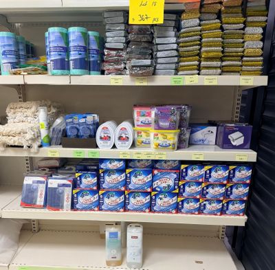 il y a beaucoup de produits d'entretien sur les rayons du magasin