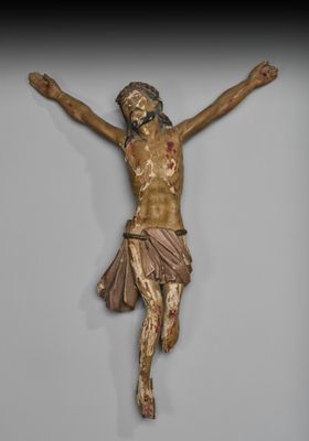 un crucifix en bois représentant Jésus, accroché au mur d'une pièce