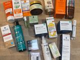 divers produits de soin pour la peau disposés sur une surface en bois