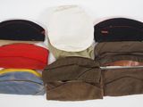 Plusieurs bonnets et gants sont disposés sur une surface blanche