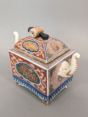 une image représentant une boîte décorative sur laquelle est posé un chat