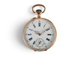 une montre de poche en or avec des chiffres romains sur le cadran