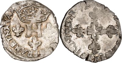une pièce d'argent surmontée d'une couronne