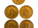 quatre types différents de pièces d'or sur fond blanc