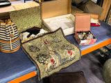 beaucoup d'objets posés sur le sol