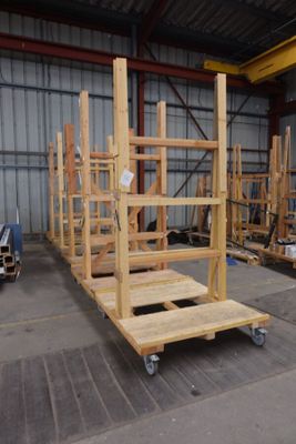 de nombreuses palettes en bois entreposées dans un entrepôt