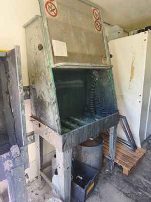 un vieux poêle au milieu d'une pièce en cours de rénovation