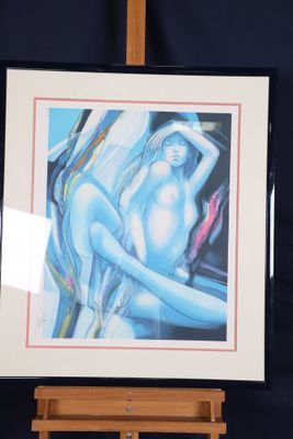 tableau représentant une femme assise sur une chaise devant un tableau posé sur un chevalet