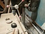 une machine posée sur une table dans une pièce