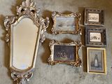 beaucoup de photos et un miroir posé par terre