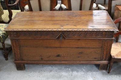 un coffre en bois avec un siège en bois et une chaise en bois