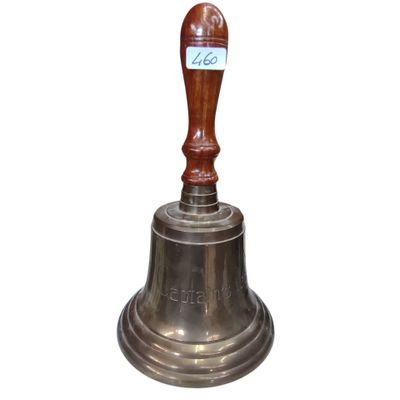 une vieille cloche munie d'une poignée en bois, sur fond blanc