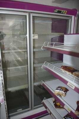 un réfrigérateur contenant des beignets dans un magasin