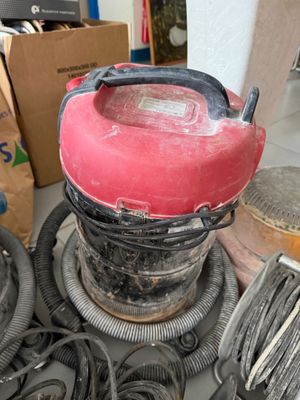un chiffon rouge posé au sommet d'une pile d'objets divers