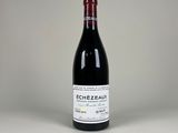 gros plan d'une bouteille de vin sur une table