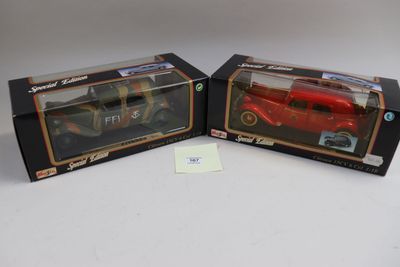 deux jouets emballés représentant une voiture rouge et une voiture rouge