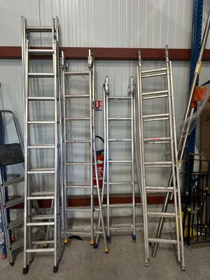 many ladders that are lined up in a room