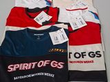 trois t-shirts de couleurs et avec des logos différents, posés sur une table