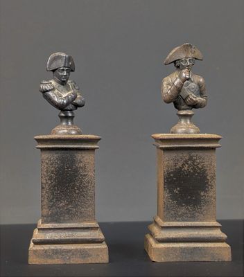 paire de bustes en bronze représentant des hommes casqués, posés sur des socles