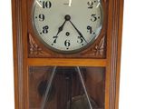 une image représentant une horloge en bois dont la face avant est recouverte d'une vitre