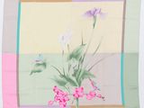 une photo d'un foulard carré orné de fleurs