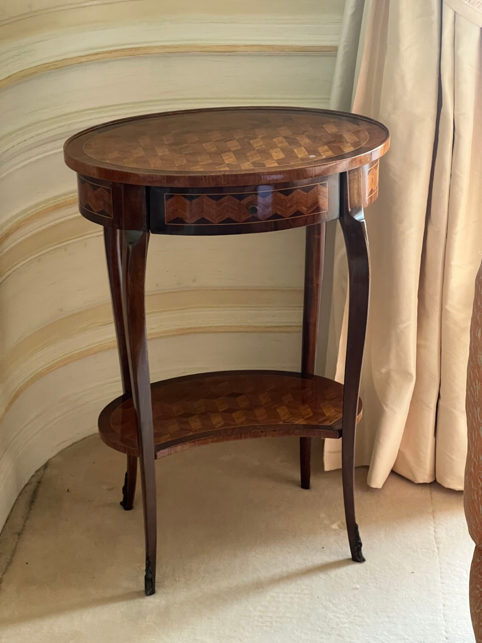 PETITE TABLE DE SALON à plat ovale à décor de marqueterie de…