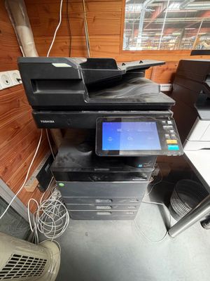 beaucoup de matériel de bureau qui traîne par terre